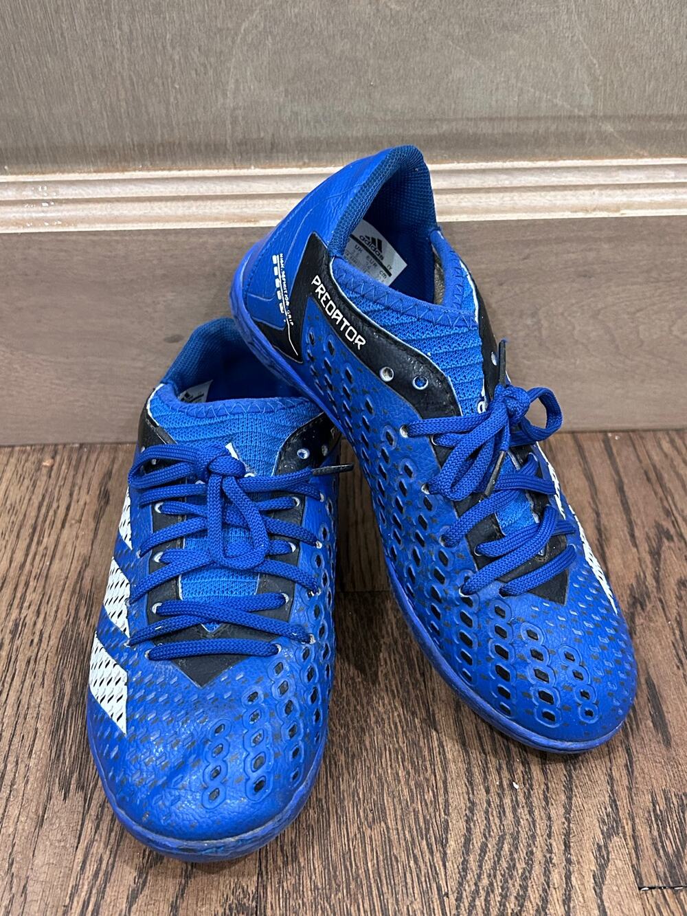 adidas Predator Accuracy .4 Indoor Soccer Shoes Kids 4.5 Blue Cleats Trainers